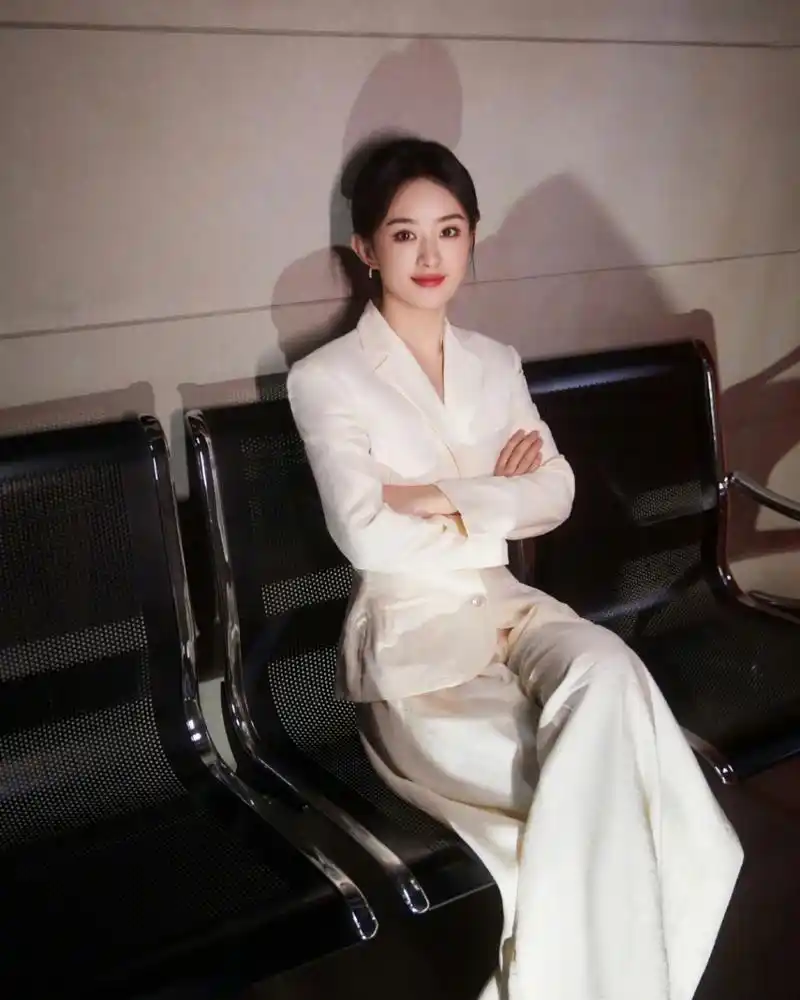 赵丽颖一身白色西装装扮,妆容精致,大方得体,温柔干练