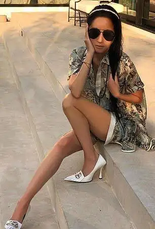 "婚纱皇后"王薇薇爆近照!穿橙色背心秀马甲线,70岁却似17太绝