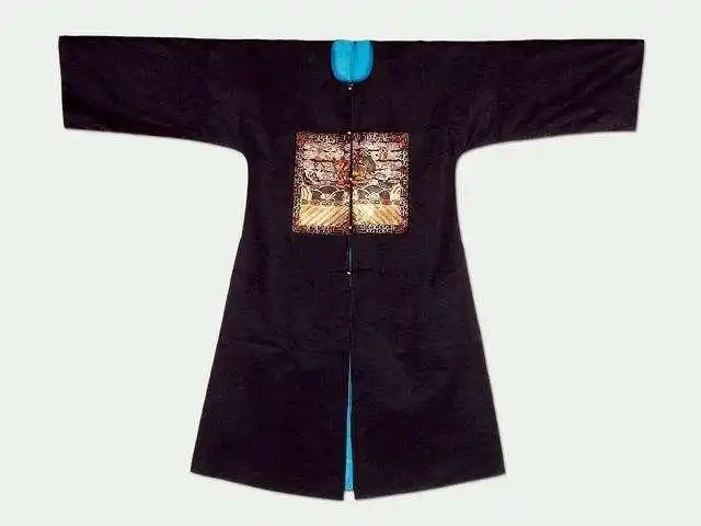 清朝官员跪拜都会拍两下袖子.殊不知,越腐败拍得越响