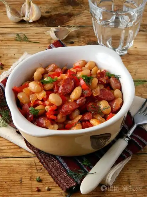 在木桌上盘子里的开胃菜