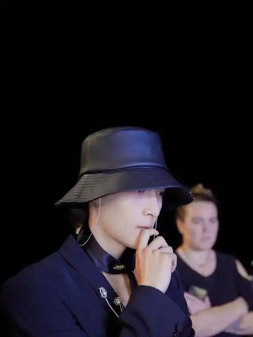 张艺兴教你三种渔夫帽穿搭风格既偷懒又可以耍帅