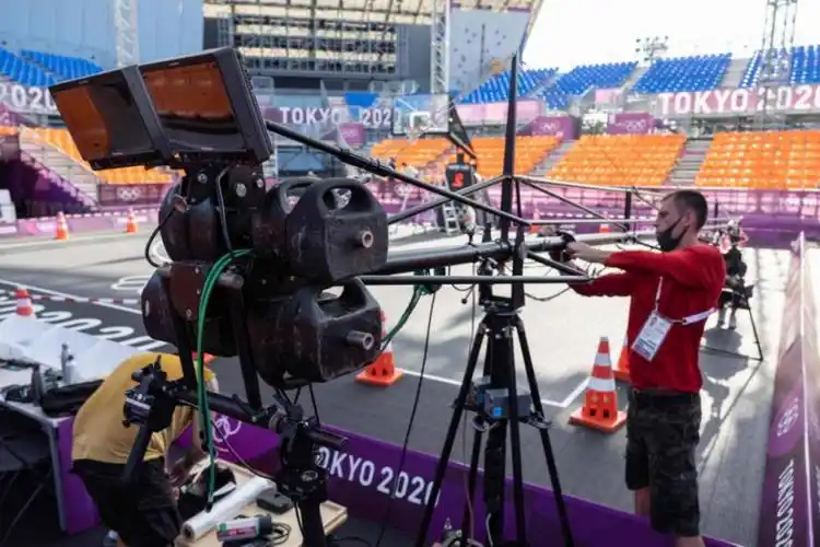 奥运赛场上总共使用了100多套摄像系统,其中包括200 多台慢动作摄像头