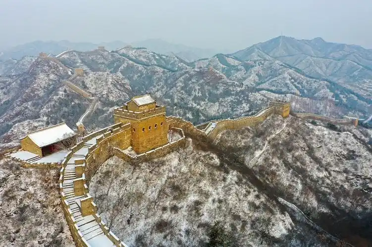 雪后的金山岭长城(1月13日摄,无人机照片). 新华社发(周万平 摄)