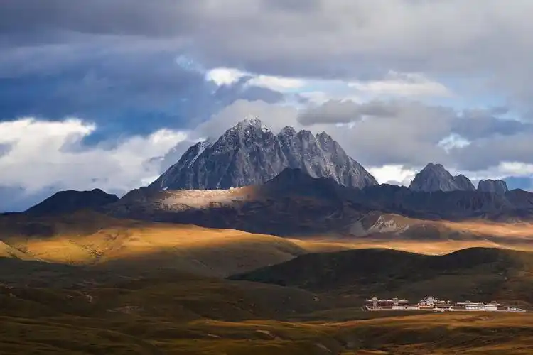 雅拉雪山和她的塔公草原