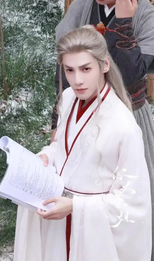 宛若流浪汉,细看也认不出是罗云熙|林允|陈瑶|娱乐圈|女明星_网易订阅