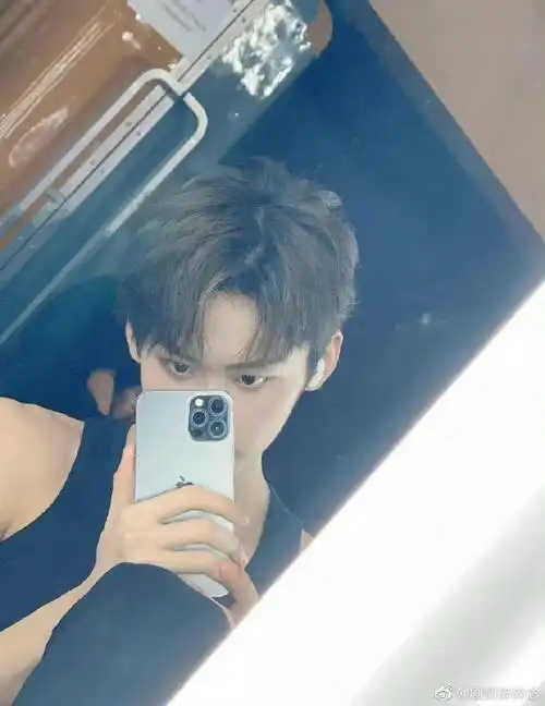 看到酷酷帅哥也比耶自拍,莫名有种反差萌,哈哈哈#暑期嘉年华