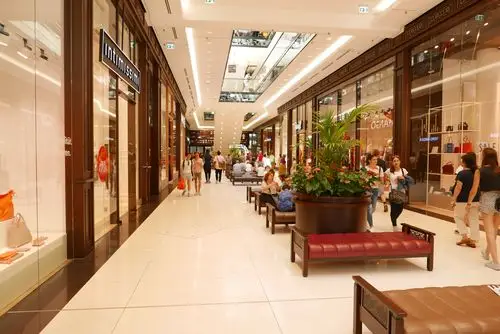 这是柏林最大的购物中心,装修豪华,特别是走廊上摆设了许多沙发,既