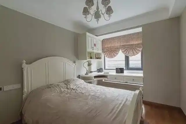 4,如果觉得飘窗太小,还可以装l型的转角书桌,这样台面空间就显得大