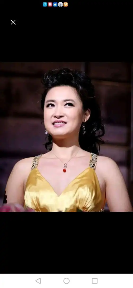 虽然桑晨长的也不赖,短发显的干练,脸庞圆润,说话铿锵有力.