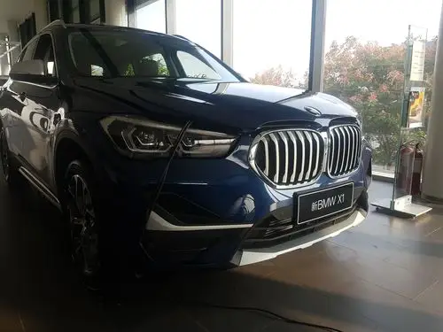 到店实拍宝马x1,27.88万起,量子蓝车色彰显大气,配1.5t/2.0t