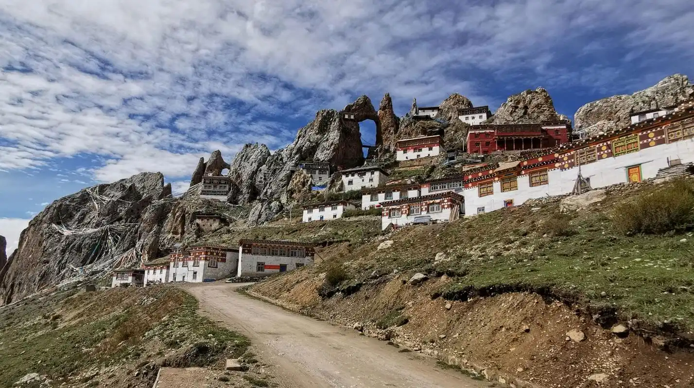 317川藏线丁青海拔4800米有三千多年历史的云端孜珠寺.