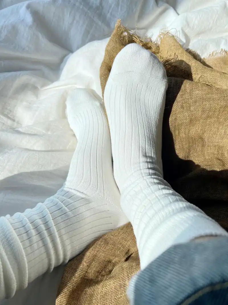 是的 女生穿白袜子最美 袜子显腿细显腿细显腿细!