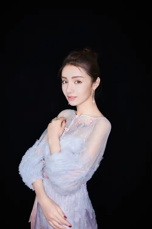 麦迪娜优雅秀丽活动写真图片