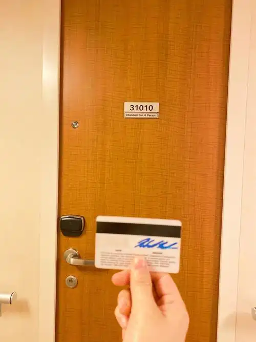 在海上航行的邮轮,员工住在哪里02?