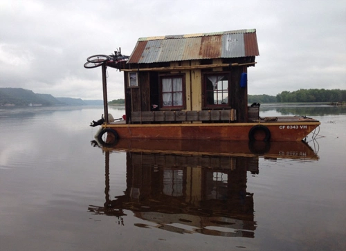 美艺术家自造复古水上船屋 呼吁人们重视历史