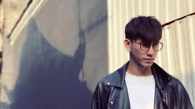 袁镇业和女艺人一起上演"人肉扶手"和"骑牛牛",剧情爆笑