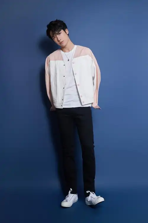 那些男明星穿过的黑色修身牛仔裤