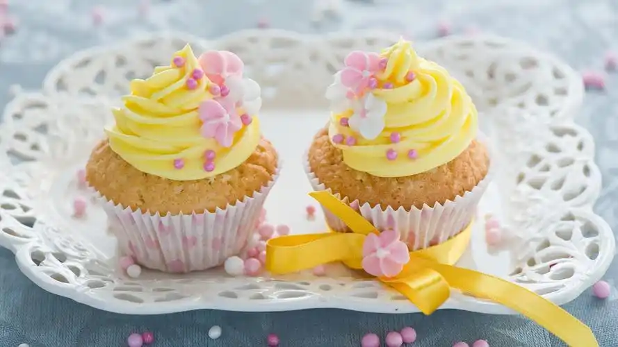 黄色的花朵装饰,奶油蛋糕