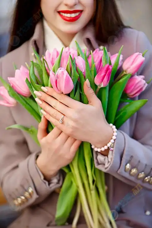 捧着花束美女高清图片下载