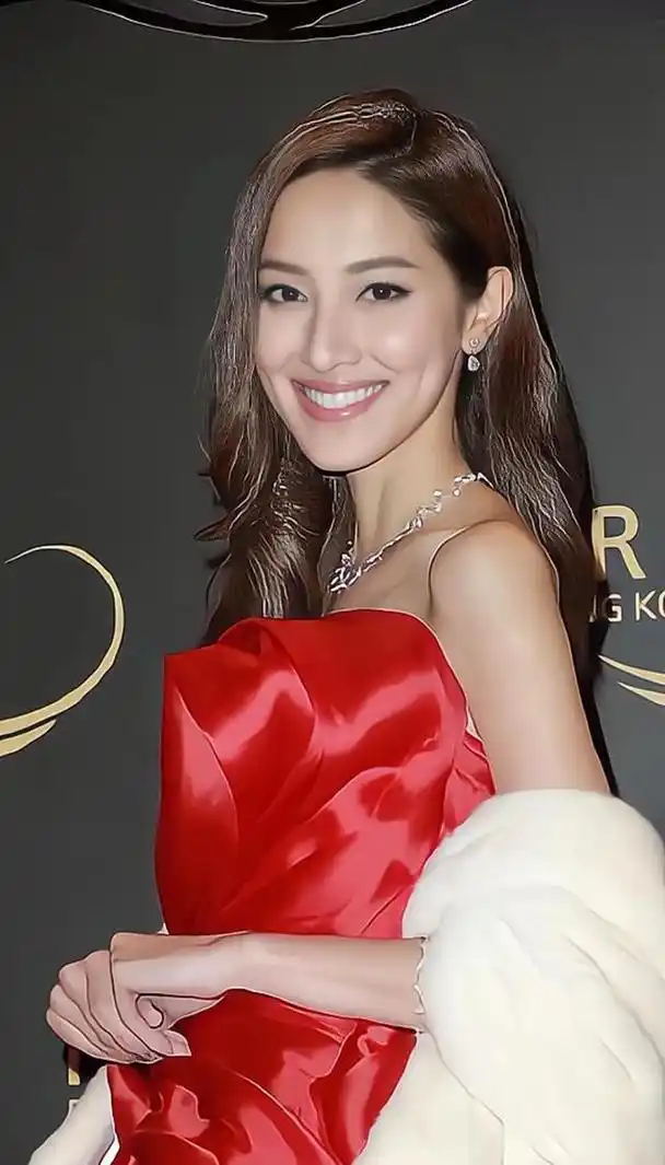 郑嘉颖陈凯琳游艇派对秀恩爱,21岁差距不是问题