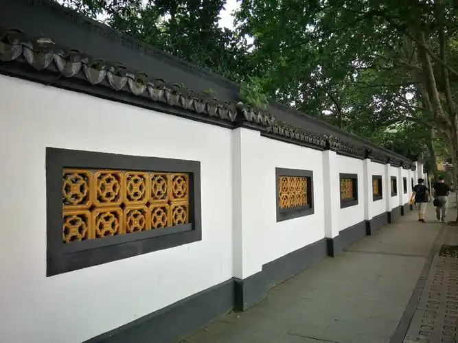 北山路上具有杭州西湖特色的围墙.