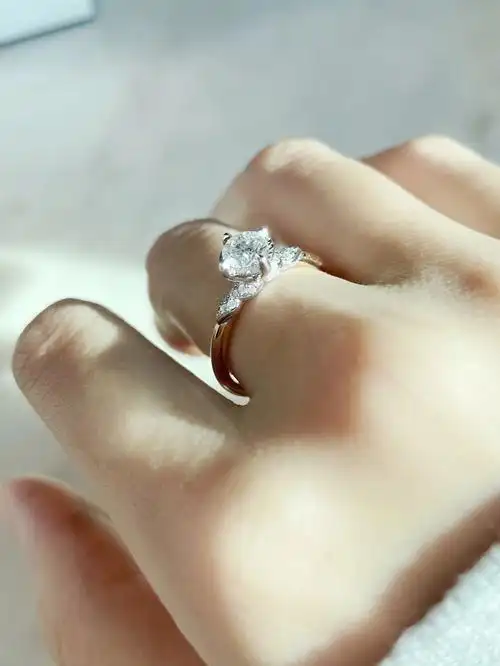 是你梦里的手捧花吗超显大钻戒款式