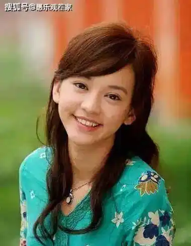 一个马尾,比陈意涵的头发还要长,一身休闲装扮跟着老婆一起照顾小宝宝