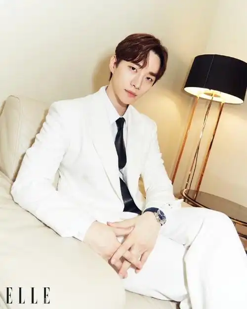 iconsiam 5周年纪念,李俊昊作为特别嘉宾登场,他身着白西装度过了一个