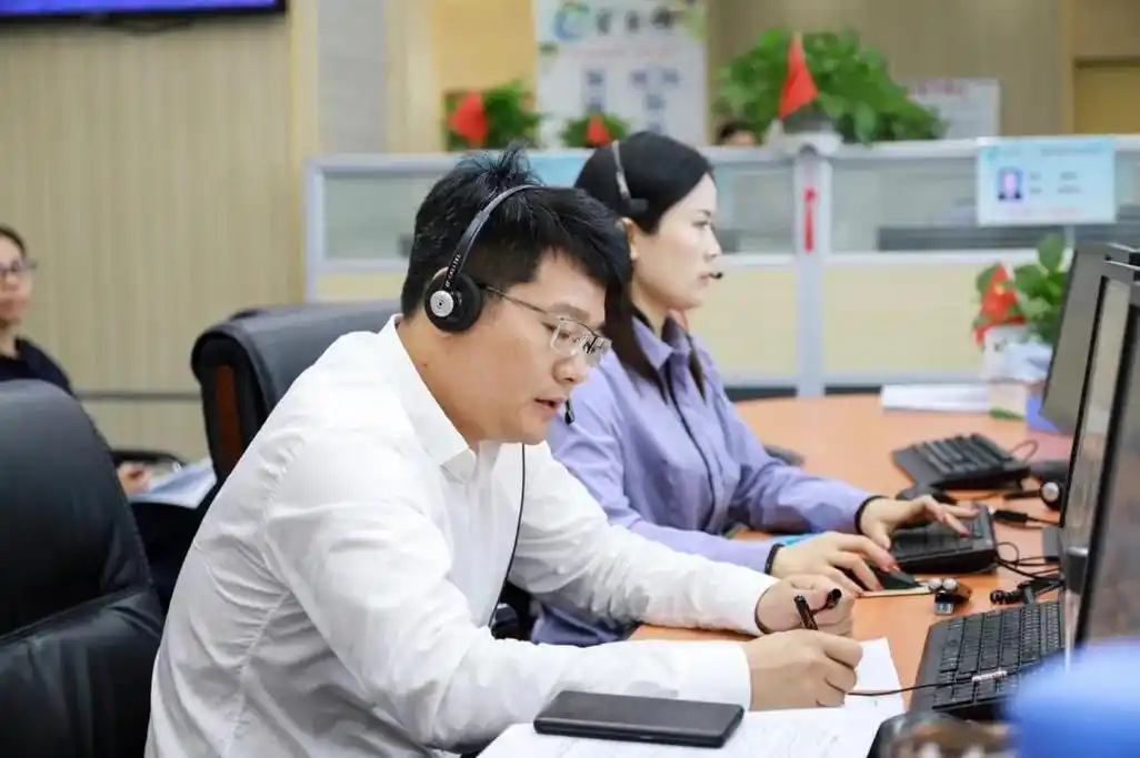 两个小时,尹志来共接听15件市民来电反映的诉求问题,涉及到政策文件