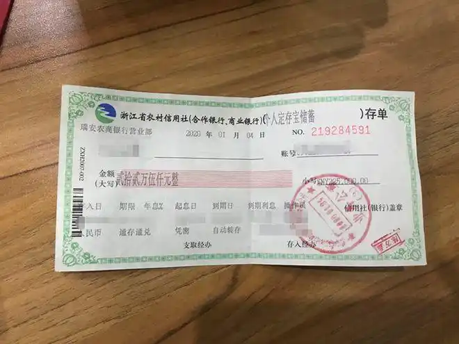 25万元存折4500元现金2万元加油卡民警服务区巡逻捡到巨额包