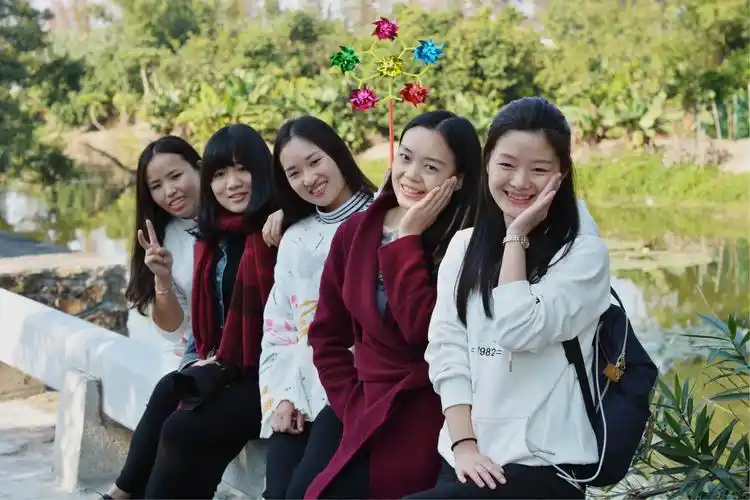 美女们合影来一张,记得摄影师说过摆拍时要假装头疼或者牙疼,我觉得我