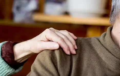 搭雨棚女人的手搭在男人的肩膀上照片