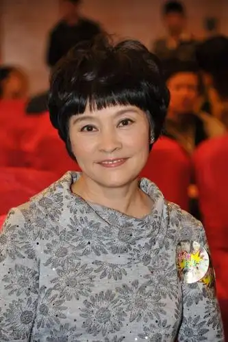 67岁梁丹妮还像个小姑娘穿粉色深v裙甜美减龄老妻少夫很恩爱