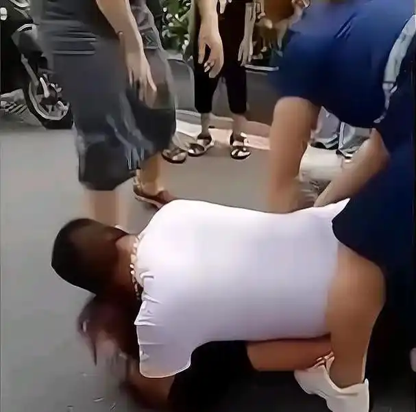 小三被撕得衣不遮体,丈夫护小三跪地求饶:是我的错与她无关