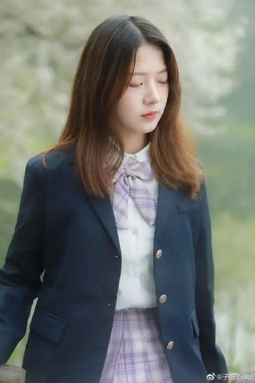 好似看见时隔多年未见的亲妹妹,同样是那样的年轻有朝气,略带有些幼稚