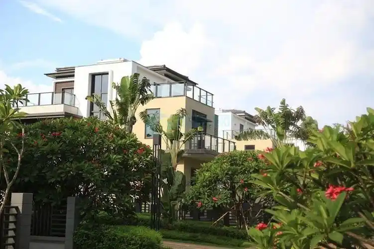 别墅上下处处透露着绿色的生机,仿佛就像给它穿上了外衣走进恒大