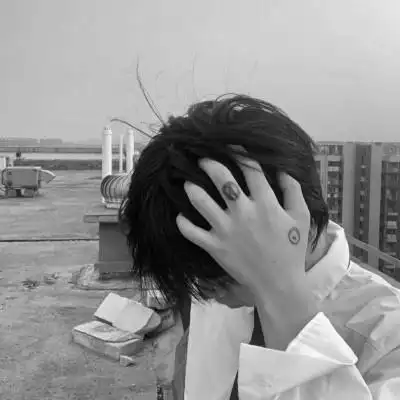 颓废男生黑白头像孤独比将就好受
