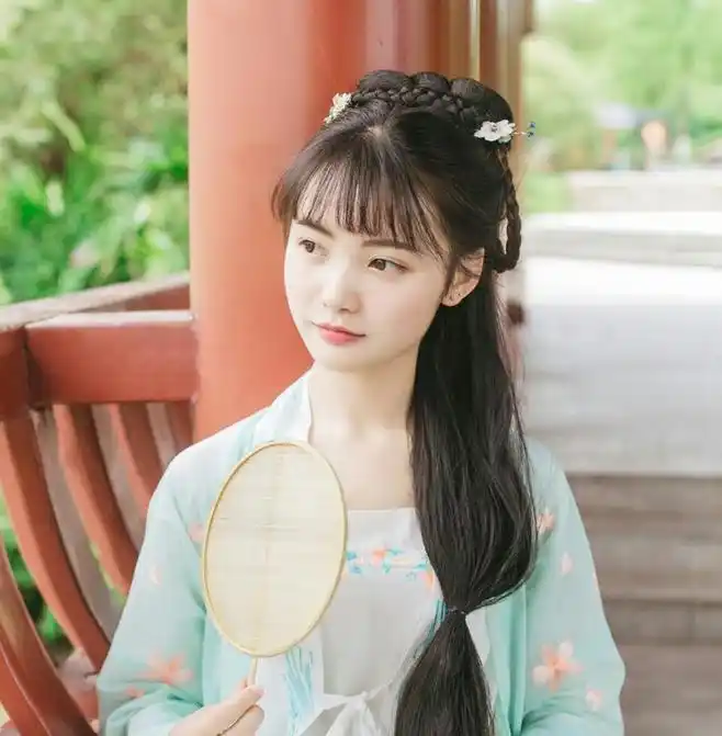 古装盘发刘海美女