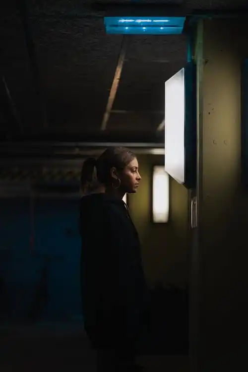 小清新昏暗灯光下女子侧身图片