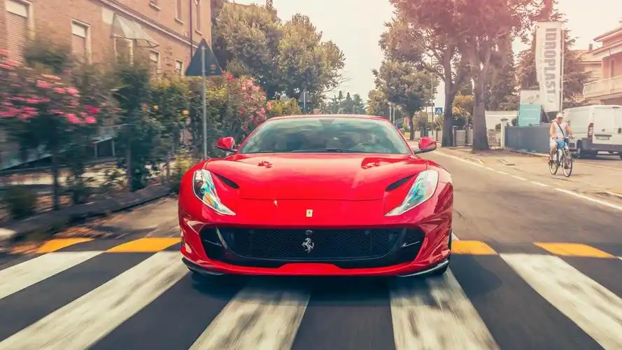 法拉利812红色时尚跑车高清图片