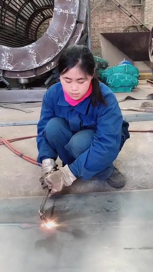 厂里唯一女焊工,勤劳勇敢