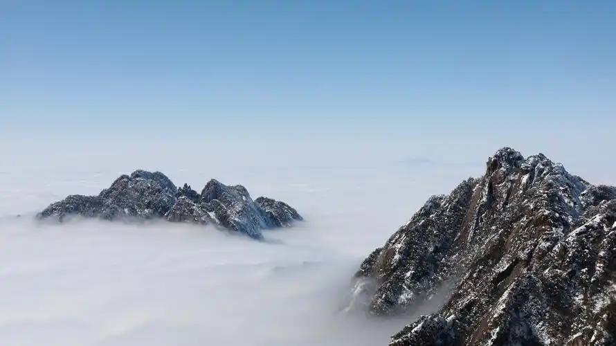 黄山风景区:冬雪下的琉璃世界 童话中的奇绝胜景