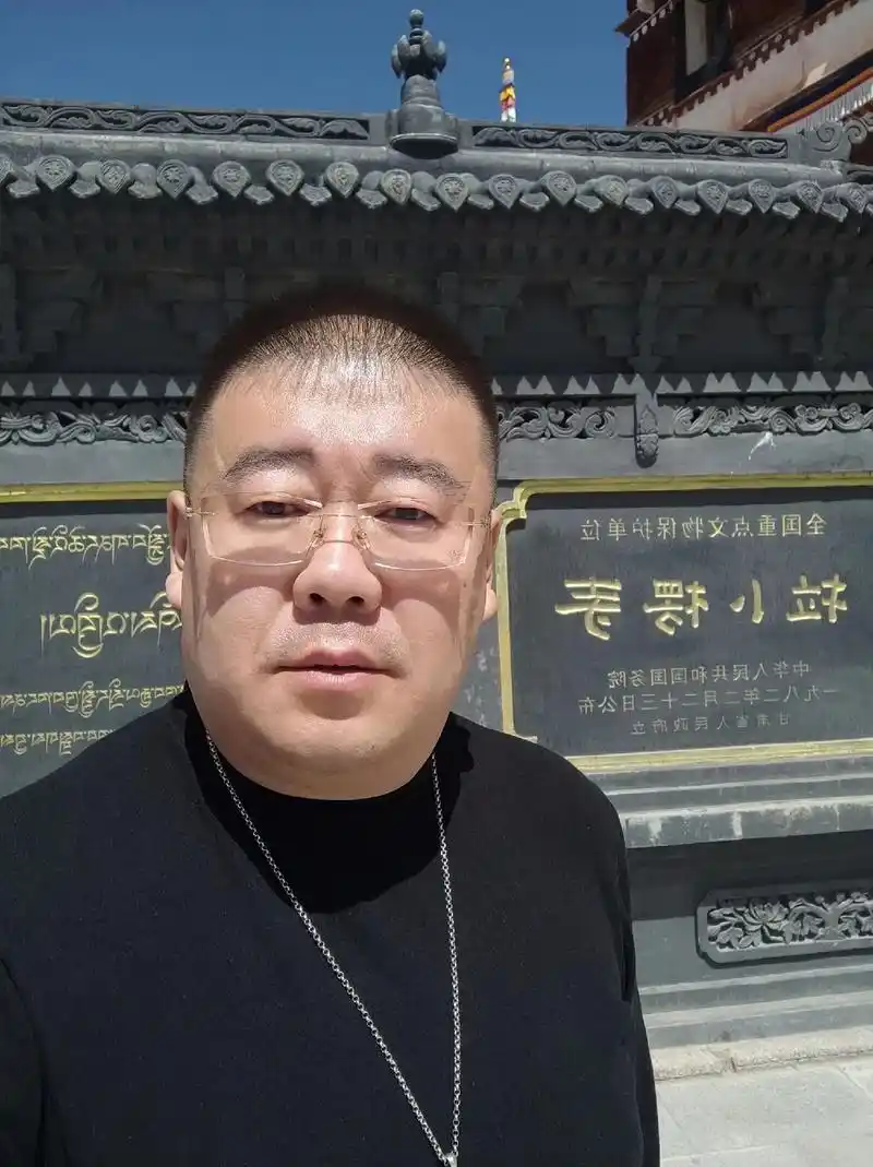 美丽的拉卜楞寺——藏语"拉章"的变音,意思为活佛大师的府邸,是藏传