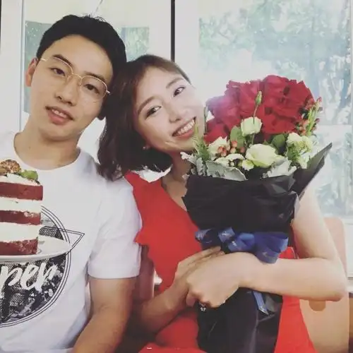 周捷转发邹凯微博邹凯晒妻子周捷的b超照邹凯宣布妻子周捷怀孕