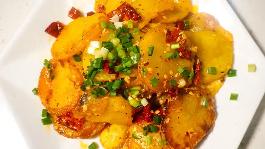 贵州年夜饭必备的麻辣土豆片厨师教你炒之前多一步香气四溢