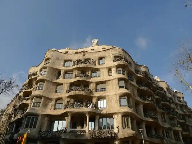 高迪作品3,米拉公寓casa mila ,la pedrera,3面波浪型外观很独特看到
