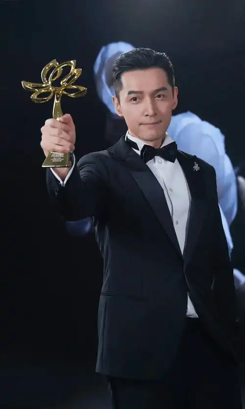 白玉兰奖这一夜,周迅戴眼镜领奖,姜妍很美很会说,唐嫣胡歌击掌