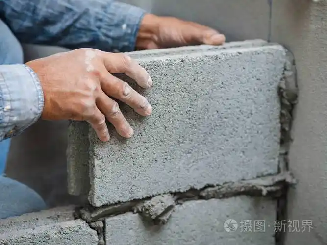 专业建筑工人用水泥砌砖