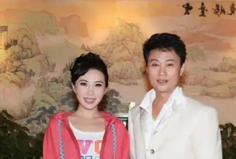 耿为华前妻郑佳,嫁给了自己的偶像,被他宠11年为何还要离婚?