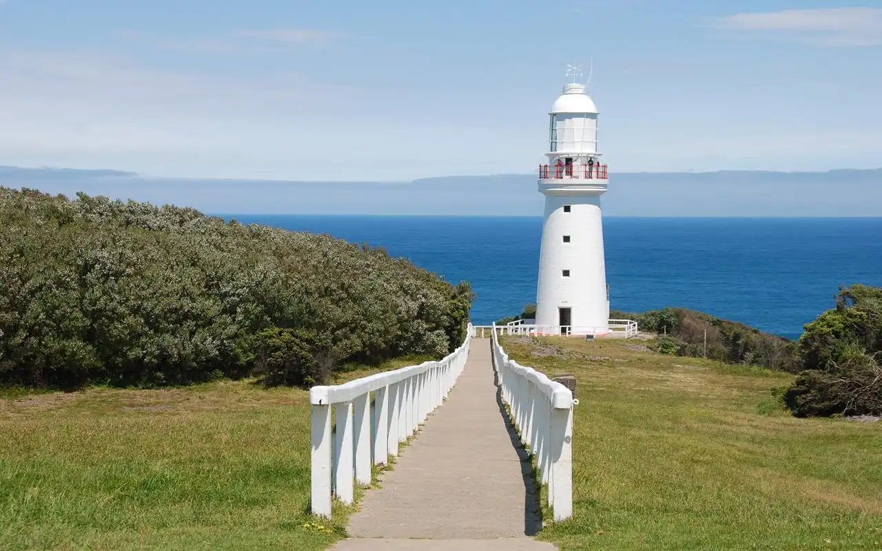 海边灯塔唯美风景桌面壁纸